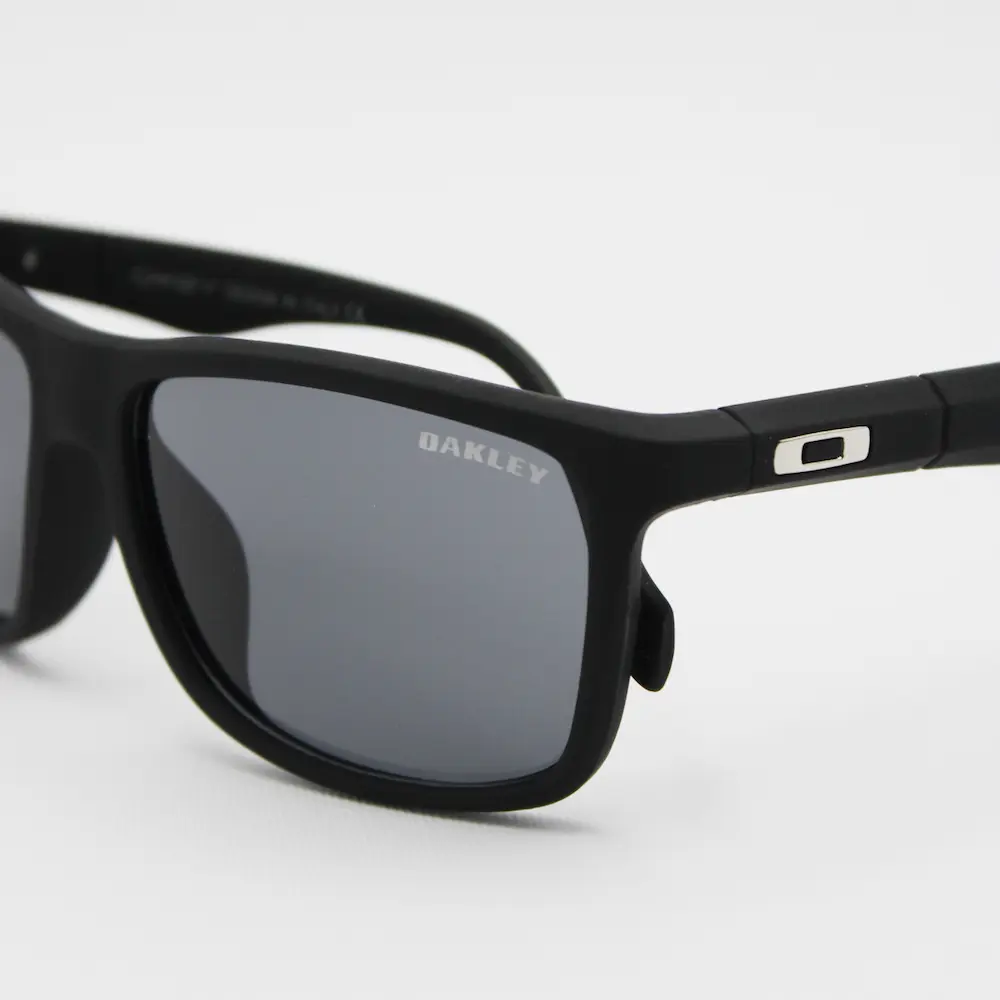 عینک آفتابی مردانه اوکلی مدل 82842