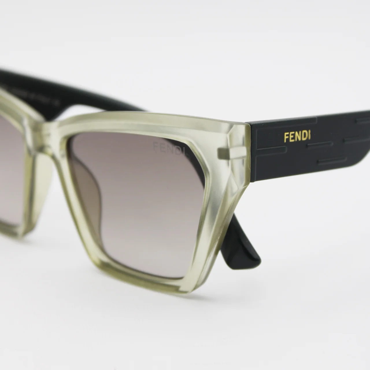 عینک آفتابی زنانه فندی (Fendi) مدل 6001