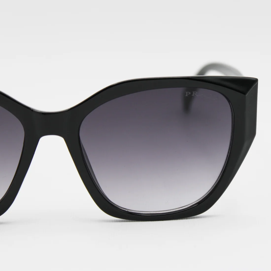 عینک آفتابی زنانه پرادا (Prada) مدل 2001