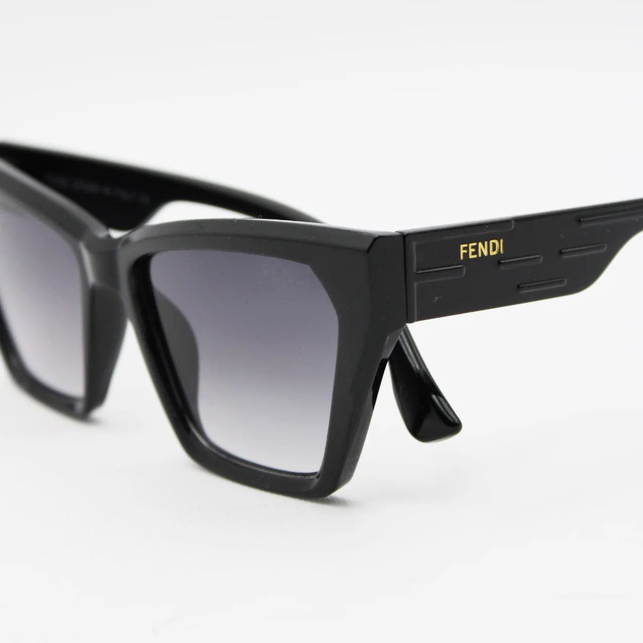 عینک آفتابی زنانه فندی (Fendi) مدل 6001